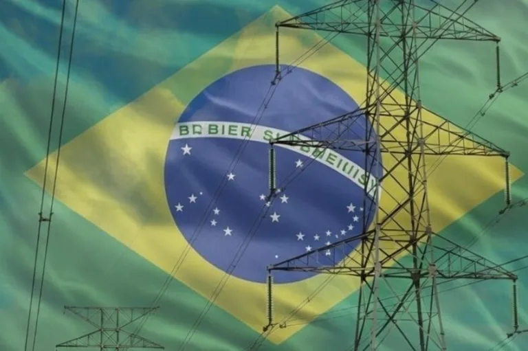 Torres de transmissão de energia elétrica ao entardecer