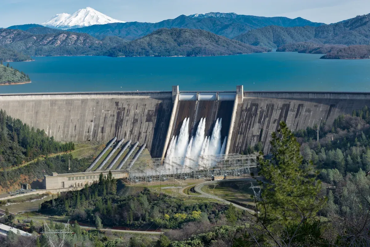 Vista de uma usina hidrelétrica com vertedouro em operação
